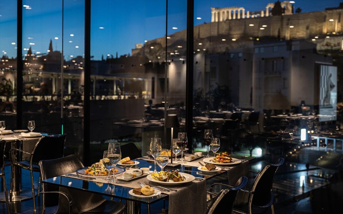 geuma-sto-estiatorio-tou-mouseiou-akropolis-me-thea-ston-parthenona-fotografia