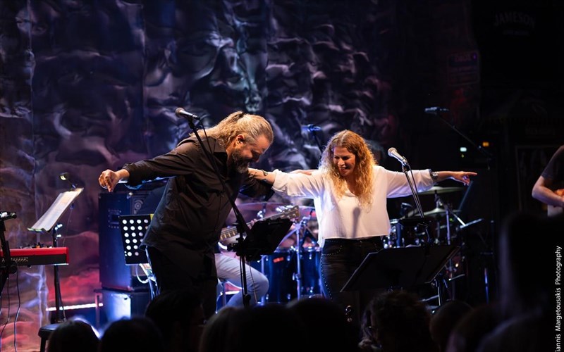 o-giorgos-nikiforou-zerbakis-kai-i-bioleta-ikari-ksesikonoun-ton-stauro-tou-notou-bioleta-ikari-ksesikonoun-ton-stauro-tou-notou