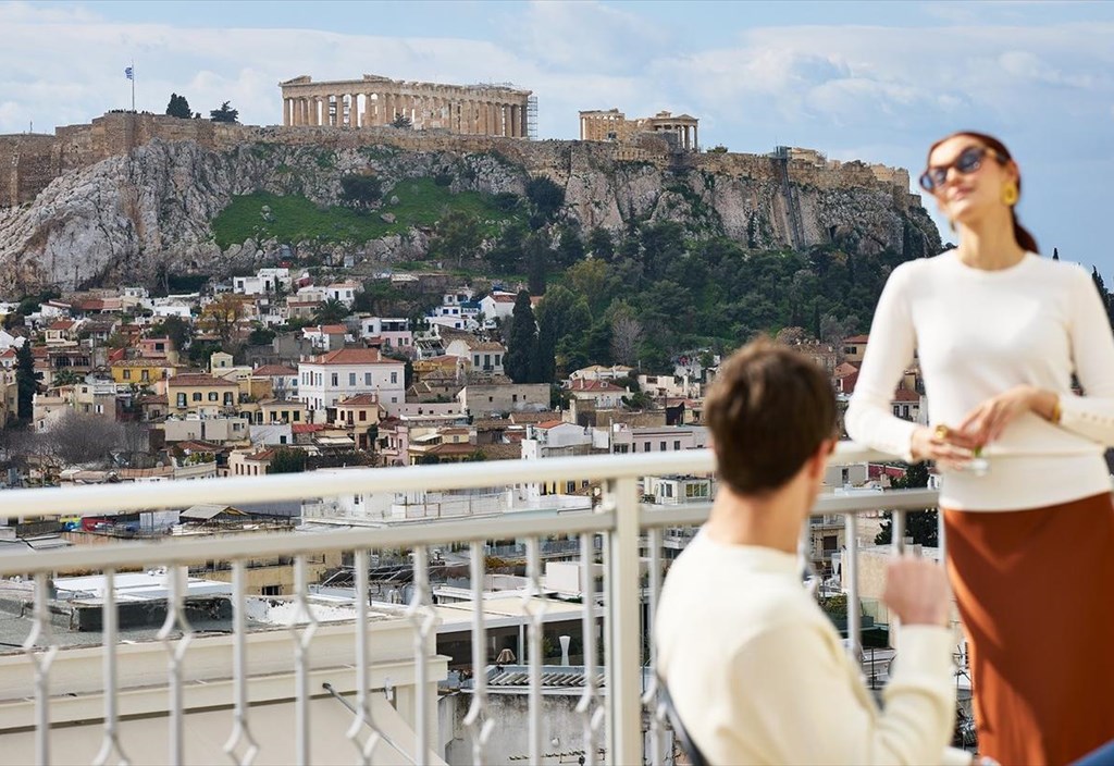 astor-hotel-ekei-opou-i-athina-anoigetai-mprosta-sas-me-tin-akropoli-sto-mpalkoni-sas-athina-anoigetai-mprosta-sas-me-tin-akropoli-sto-mpalkoni-sas