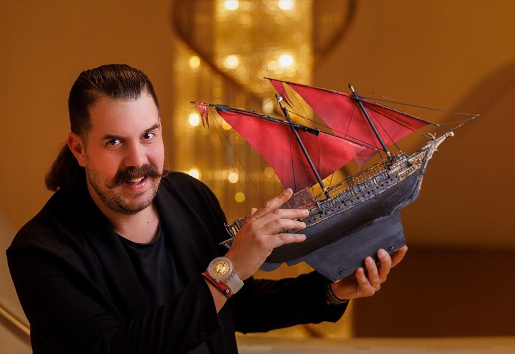 o-karagkiozis-fernei-xioumor-mousiki-kai-peripeteia-sto-megaro