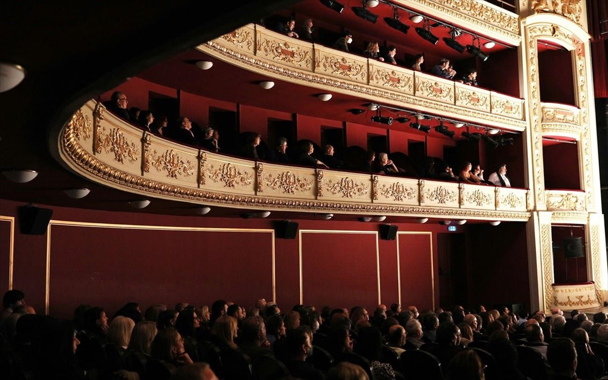 dimotiko-theatro-peiraia