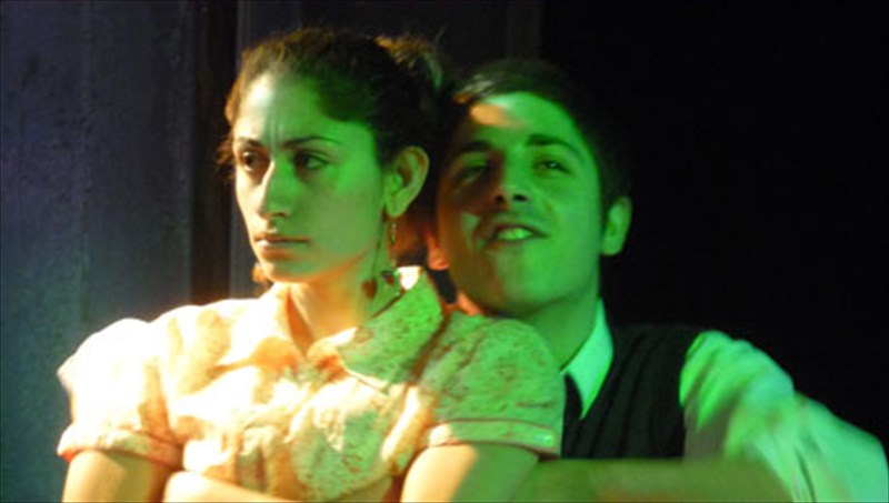 aniouta-sto-theatro-epi-kolono