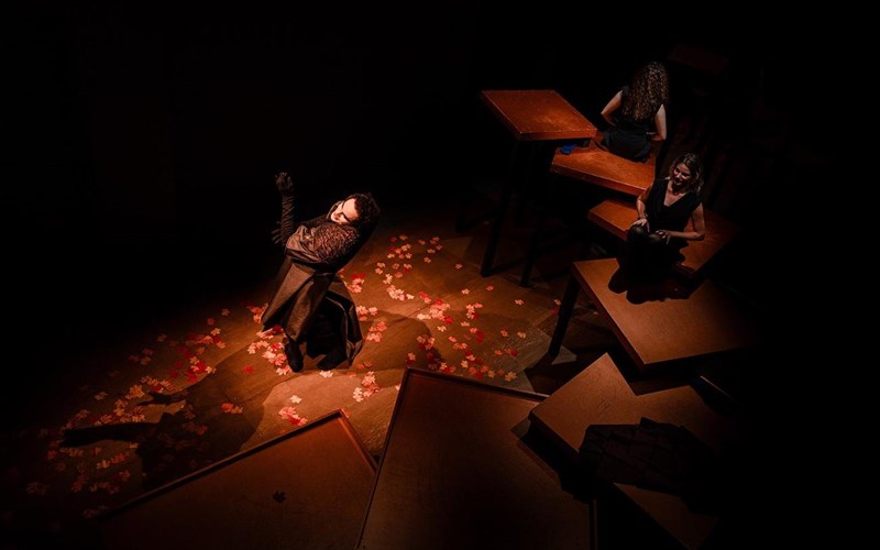 oi-doules-rixnoun-aulaia-sto-theatro-attis