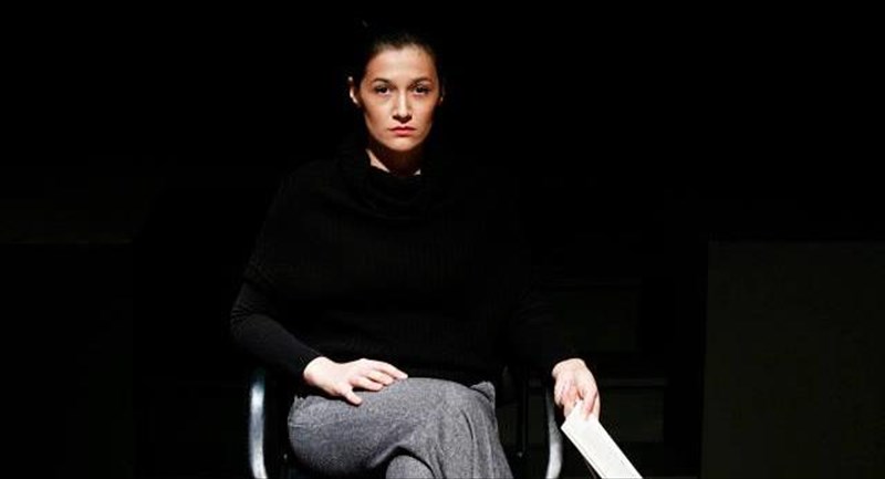 kritiki-theatrou-mple-bathu-sxedon-mauro