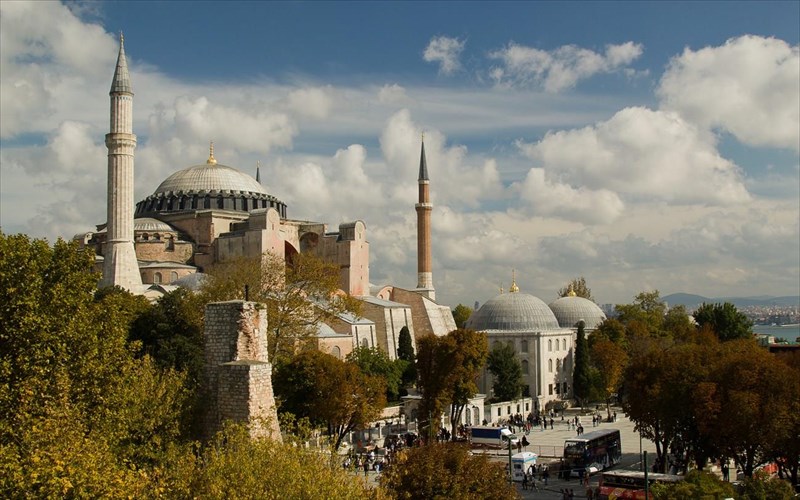 i-poli-sti-mnimi-kai-tis-muthistorimatikes-diadromes