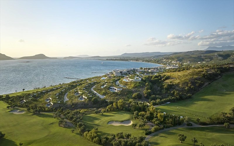 i-costa-navarino-etoimazetai-gia-ti-nea-sezon-me-muthologia-gastronomia-kai-empeiries-sti-messinia