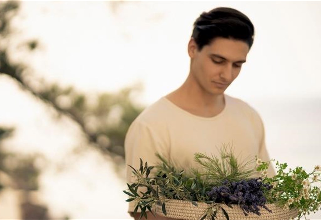 h-fusi-kai-to-four-seasons-astir-palace-hotel-athens-anthizoun-mazi