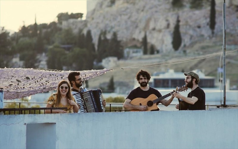 i-ioulia-karapataki-kai-oi-atar-toy-tar-live-sto-kuttaro