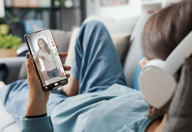 pos-ta-reels-traumatizoun-ton-egkefalo-i-epistimi-piso-apo-tin-psifiaki-katarreusi