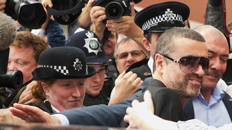 o-tzortz-maikl-katadikastike-se-fulakisi