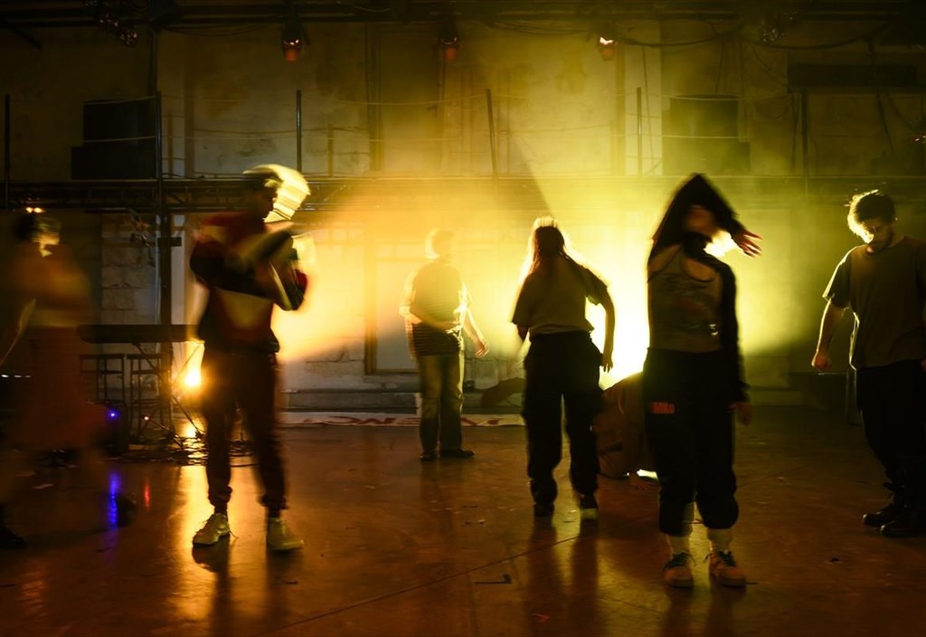 ti-na-kanoume-istories-gia-tin-anamoni-tis-apokalupsis-ksediplonontai-sto-theatro-dipulon