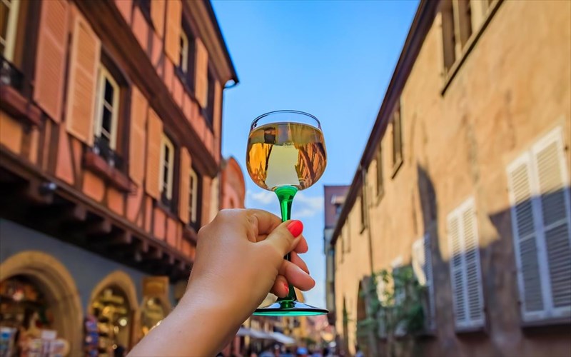 ypodexomaste-tin-anoiksi-me-mia-bolta-sta-oinika-monopatia-tis-alsatias