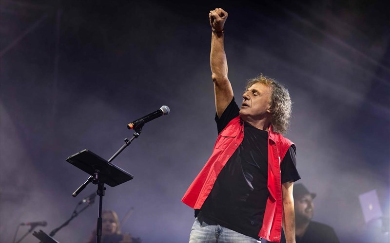 o-basilis-papakonstantinou-anebainei-sti-skini-tou-theatrou-braxon-melina-merkouri