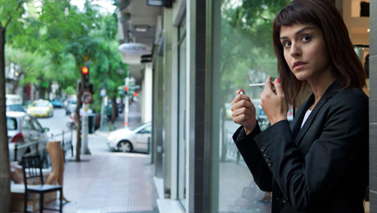 premiera-gia-ta-saranta-pente-tetragonika-tou-stratou-tzitzi