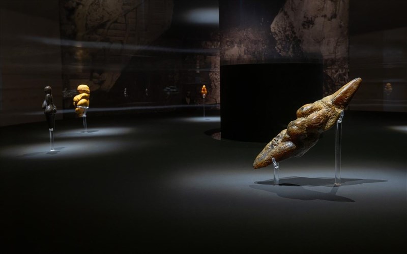 o-spoudaios-Jeff-koons-parousiazei-tin-afroditi-tou-lespugue-sto-mouseio-kukladikis