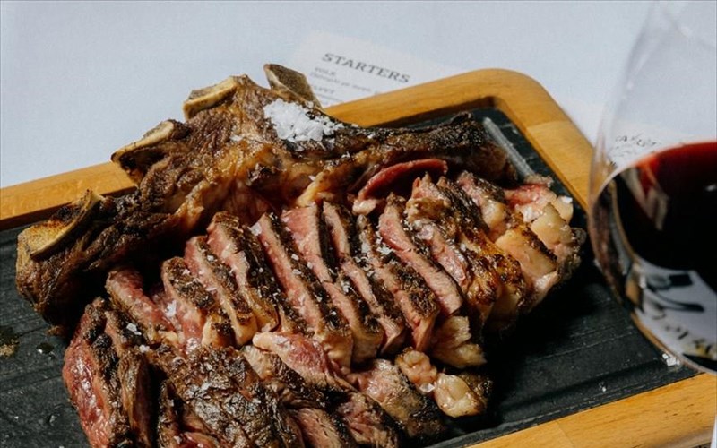 ena-athinaiko-steakhouse-ksana-anamesa-sta-korufaia-tou-kosmou