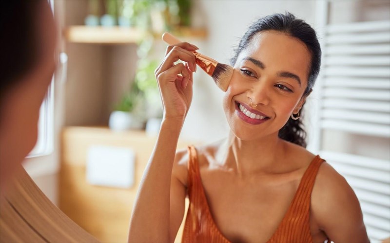 anakalupse-to-beauty-routine-pou-xarizei-fusiko-glow-kai-teleia-smileusi