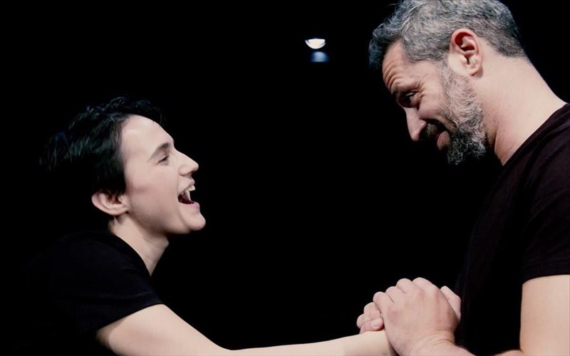 kritiki-eidame-tin-parastasi-ta-paidia-enos-katoterou-theou