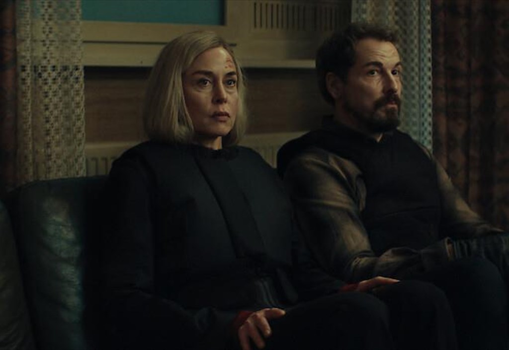 unfamiliar-i-germaniki-seira-kataskopeias-tou-anthropou-pou-den-kserei-tipota-apo-kataskopeia