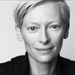 h-tilda-swinton-afigeitai-ti-zoi-tis-mesa-apo-mia-eklektiki-sullogi-rouxon