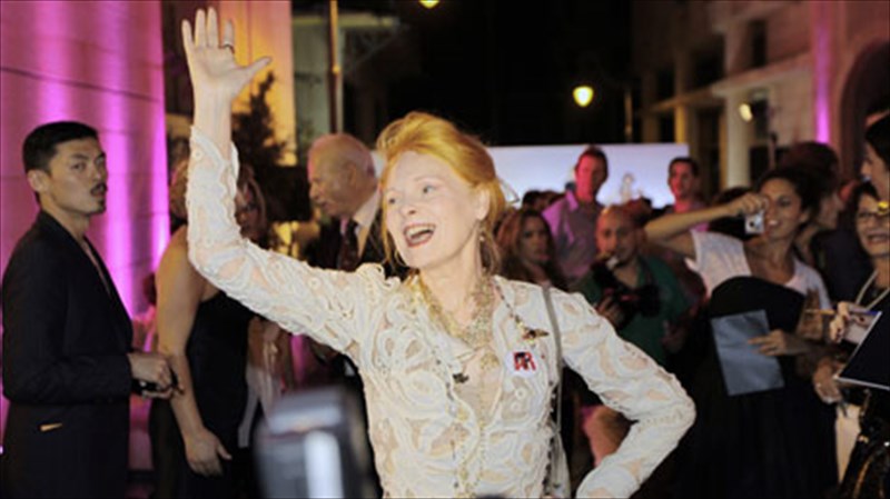 i-vivienne-westwood-sxediase-to-neo-agalmatidio-ton-brit-awards