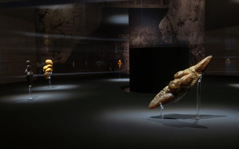 cycladic-late-night-2026-mia-nuxta-texnis-kai-mousikis-me-aformi-tin-ekthesi-tou-Jeff-koons