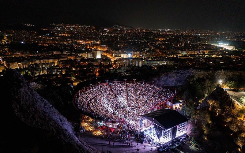 ta-bradia-mas-ston-lofo-ena-kalokairi-politismou-me-thea-tin-athina
