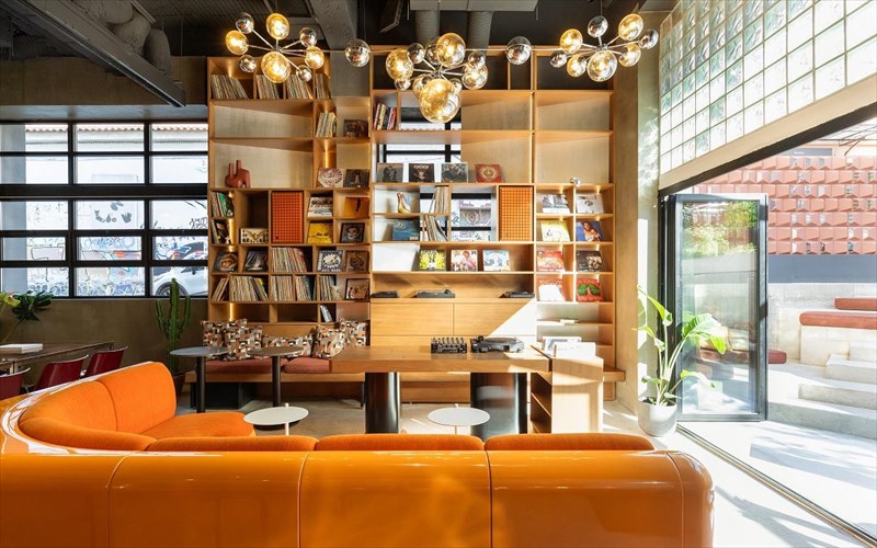 to-kalokairi-perna-apo-tin-auli-tou-okupa-kitchen-kai-listening-bar-listening-bar