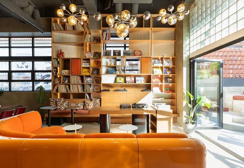 to-kalokairi-perna-apo-tin-auli-tou-okupa-kitchen-kai-listening-bar-listening-bar