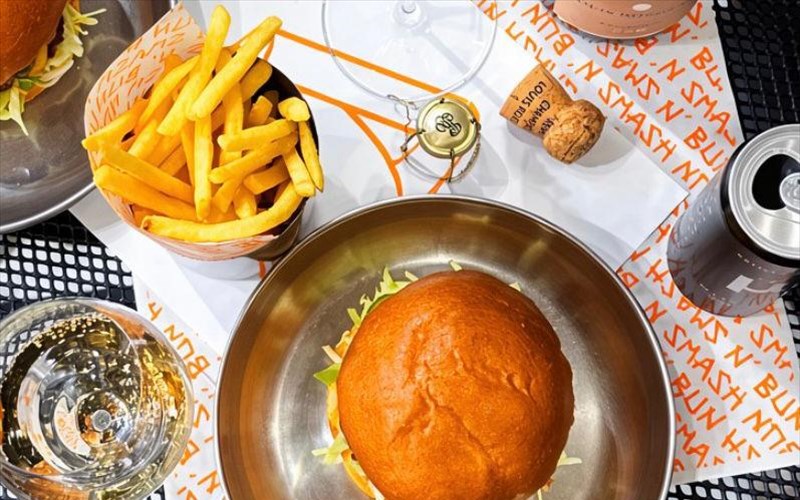 smash-burgers-kai-sampania-o-sunduasmos-pou-den-perimename-erxetai-sto-kolonaki