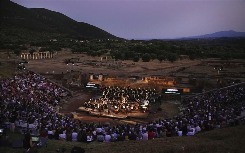 o-orfeas-kai-eurudiki-tou-gluck-kai-berlioz-taksideuoun-sto-arxaio-theatro-messinis