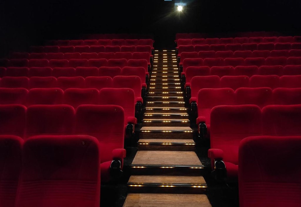 i-pagkosmia-theatriki-koinotita-dinei-rantebou-stin-athina