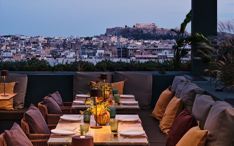 to-10-urban-roof-garden-kanei-pairing-me-tin-kalokairini-athina