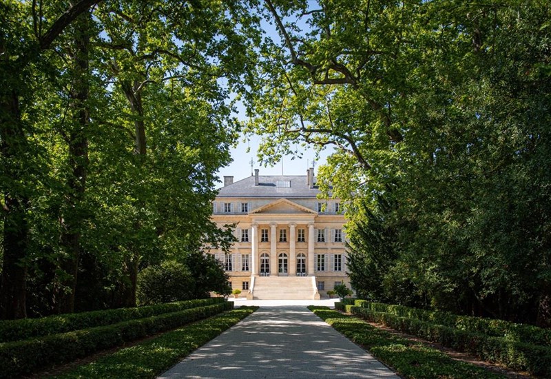 i-empeiria-château-margaux-katafthanei-sto-mandarin-oriental-gia-16-tuxerous-kalesmenous