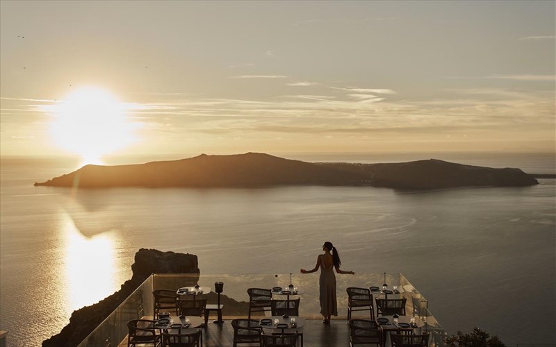 to-ifaisteio-tis-santorinis-ginetai-meros-tou-deipnou-mia-one-night-only-empeiria-sto-mavro