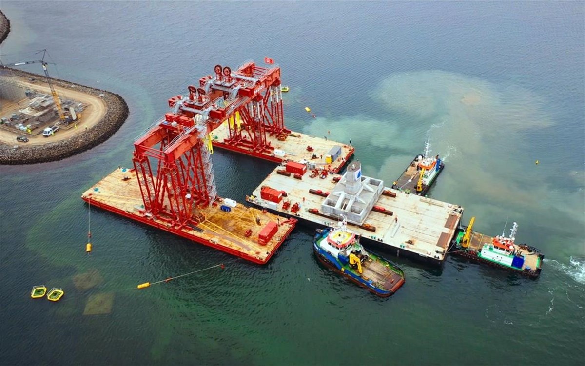 viasat-explorebuilding-giants-3-302-06-tugs-drag-barges-carrying-the-foundation-piers-tugs-drag-barges-carrying-the-foundation-piers