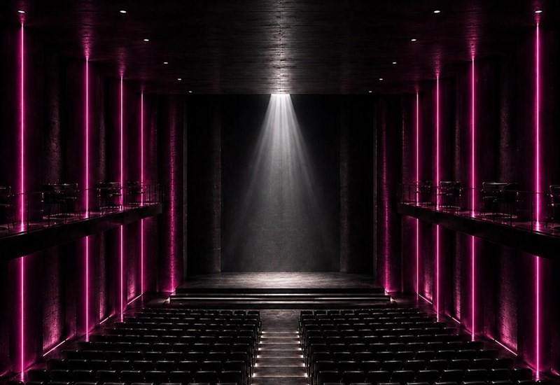 theatro-ergon-enas-neos-theatrikos-xoros-anoigei-stin-kardia-tis-athinas