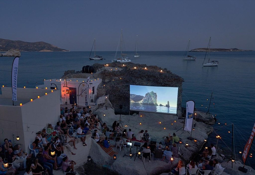 i-kimolos-exei-ena-apo-ta-pio-atmosfairika-therina-sinema-tou-aigaiou