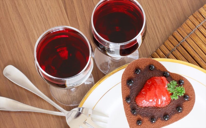 sokolata-kai-krasi-erastes-i-exthroi-exthroi