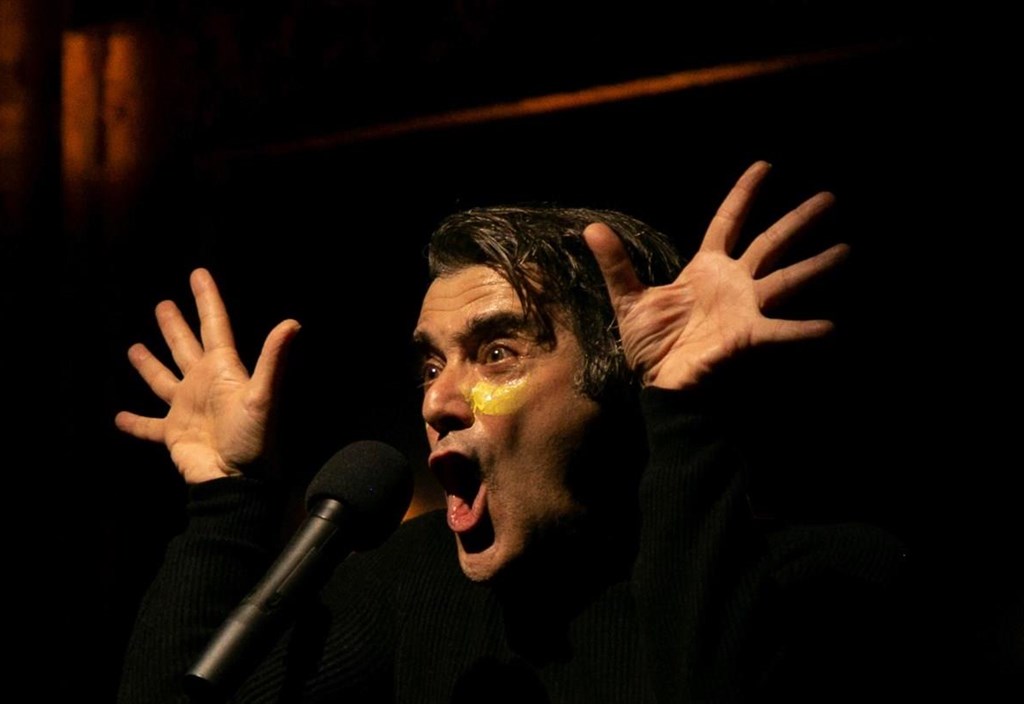 kokkalo-i-parastasi-thriambos-se-pagkosmia-periodeia-kai-meta-sto-theatro-simeio