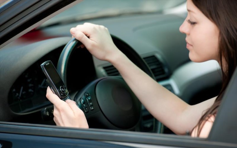 hands-free-kai-odigisi-poso-epikindunos-einai-o-sunduasmos-sunduasmos