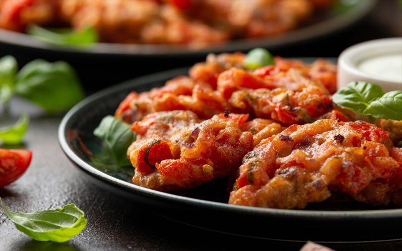 suntagi-gia-ntomatokeftedes-to-kalokairi-sto-piato