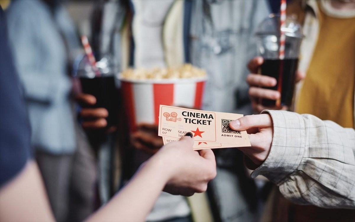 unrecognizablepeoplegivingticketsformovietocinemaworkerto