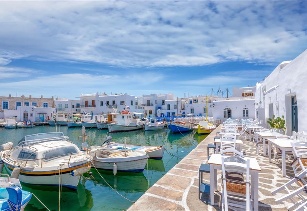 paros-i-kukladitiki-goiteia-pou-ksexorizei-kai-gia-ti-bookingcom
