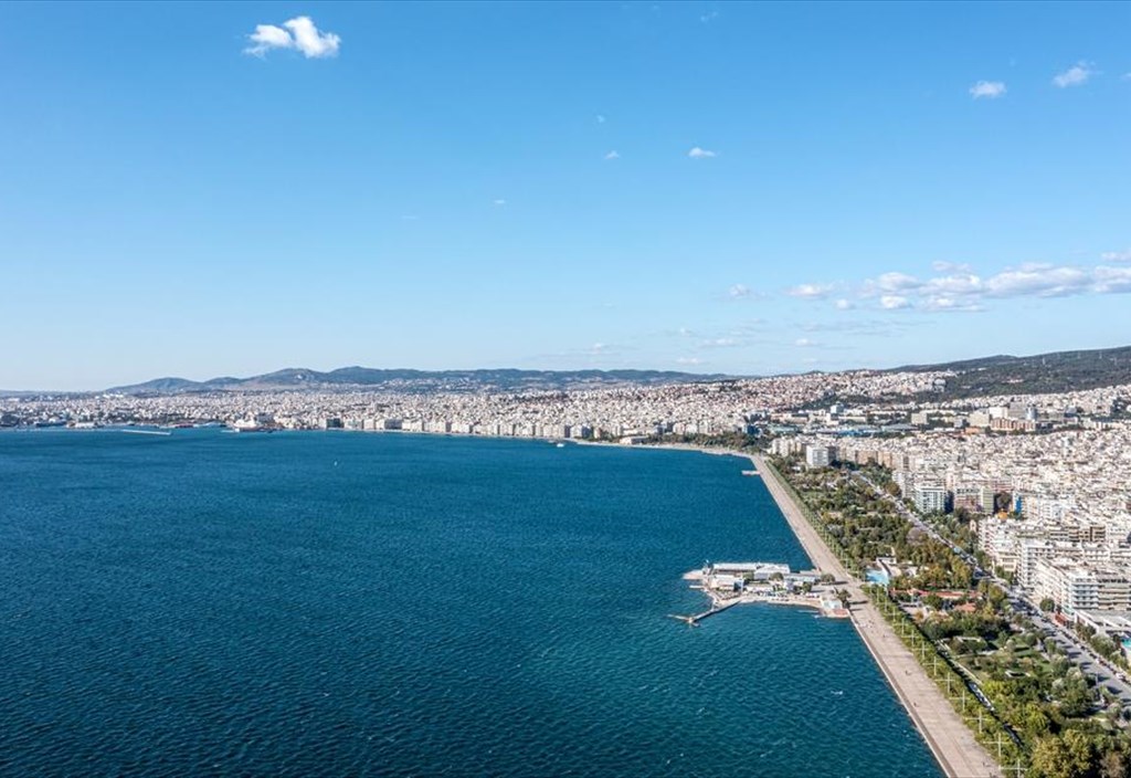 thermaikos-i-fthinoporini-apodrasi-pou-sunduazei-thalassa-kai-triathlo