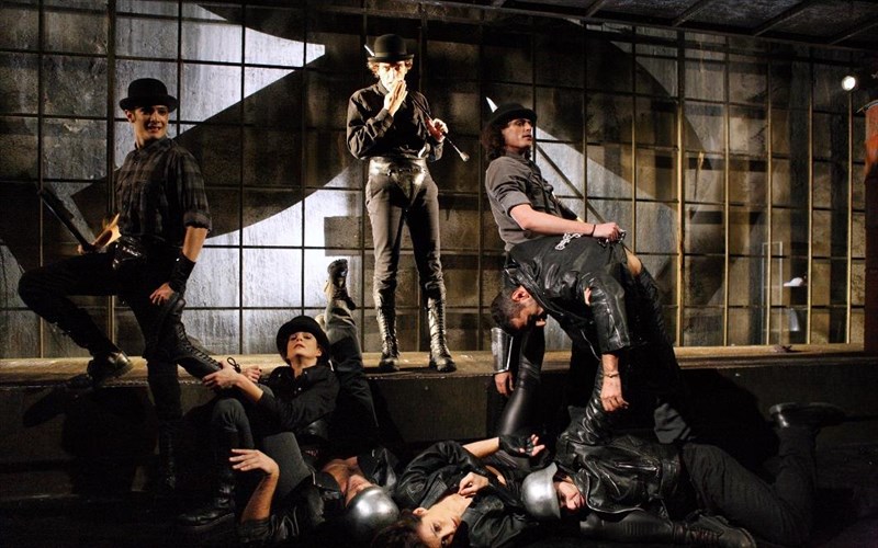 kritiki-theatrou-kourdisto-portokali