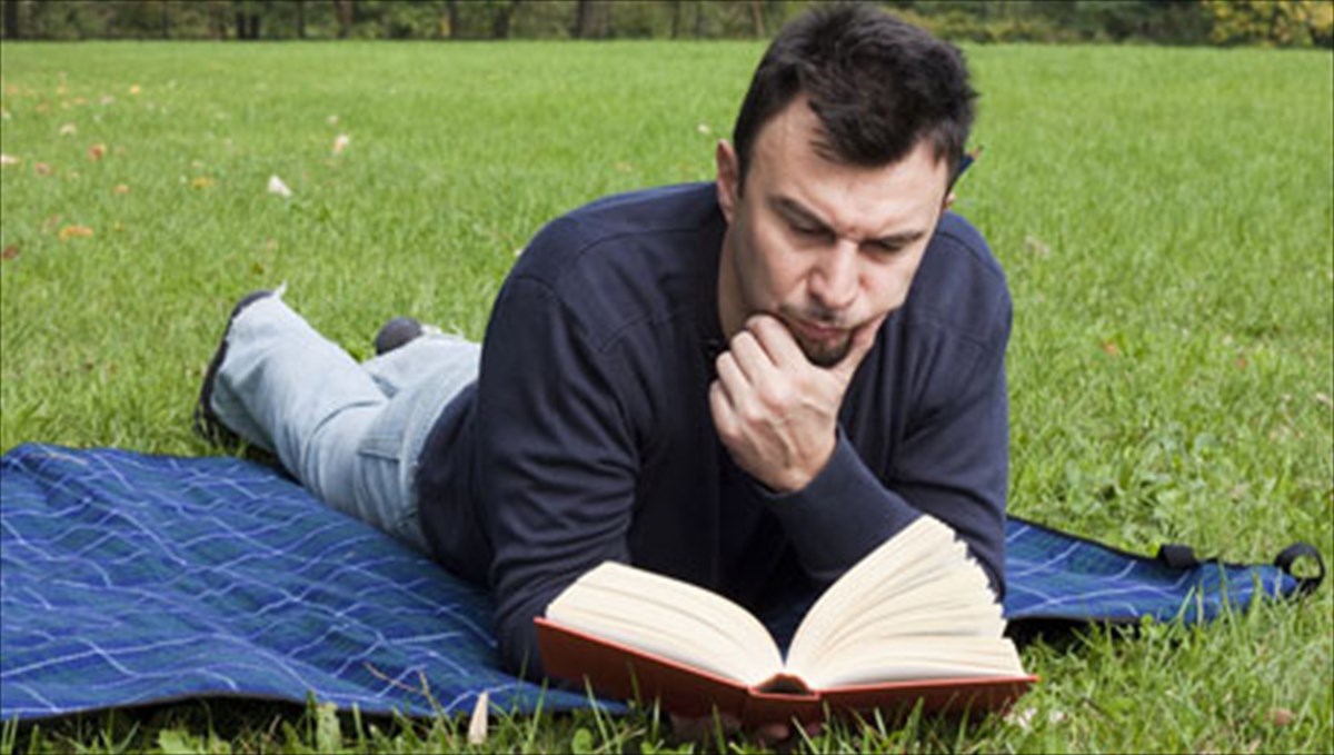 pazari-bibliou-stin-plateia-klauthmonos