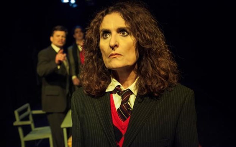 kritiki-theatrou-mpartlempu-o-grafias-grafias