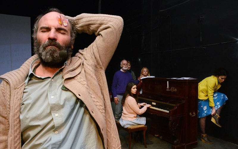 eidame-ton-tetraoro-faoust-se-skinothesia-marmarinou