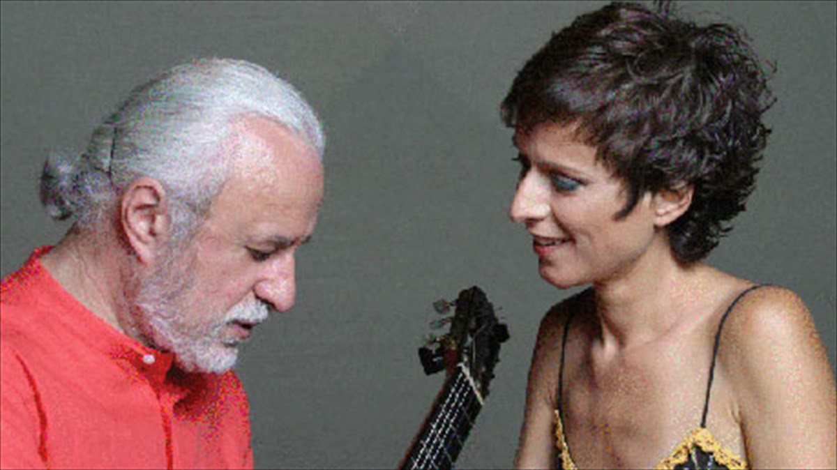 kxrisima-tragoudia-sunthetoun-mia-uperoxi-mousiki-periplanisi